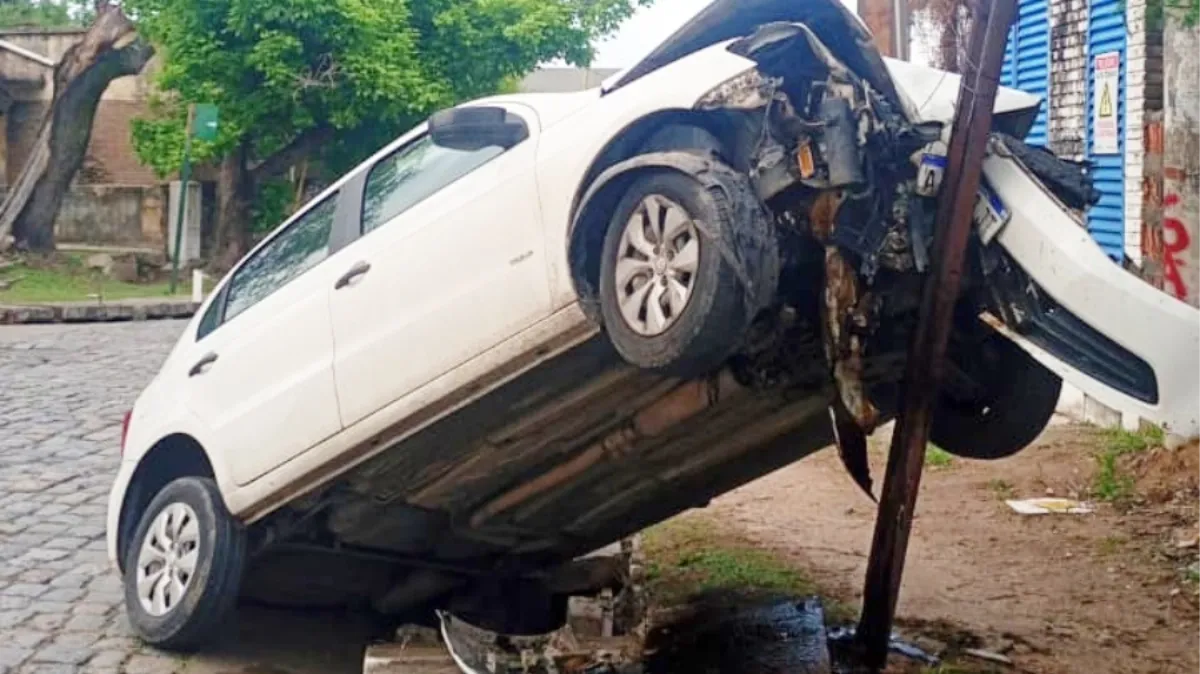 Una joven chocó contra un poste y una rueda del auto quedó dentro de una boca de tormenta