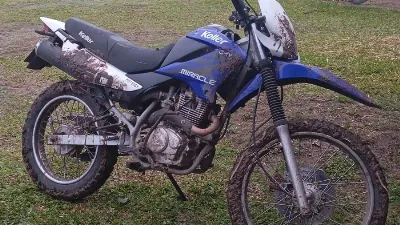 Una motociclista sufrió lesiones graves tras perder el control camino a Hocker