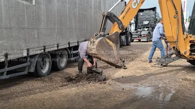 Un semirremolque cargado con arroz se hundió en el acceso Este a San Salvador