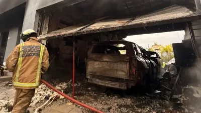 Dos vehículos fueron destruidos por un incendio que también afectó una vivienda