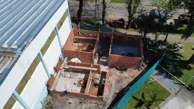 Avanza la construcción de nuevos sanitarios, oficina y depósito en el Polideportivo municipal