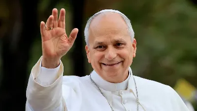 El Papa evoluciona favorablemente tras la cirugía y ya comenzó a caminar
