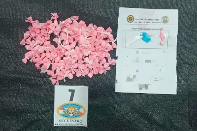 Secuestraron más de 220 envoltorios de cocaína y casi cuatro millones de pesos