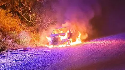 El fuego comenzó en el tablero y destruyó una camioneta cerca del puente Ayuí