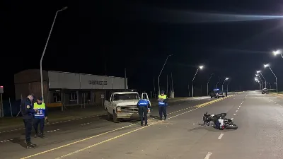 Un joven fue hospitalizado tras impactar contra una camioneta en Colonia Roca