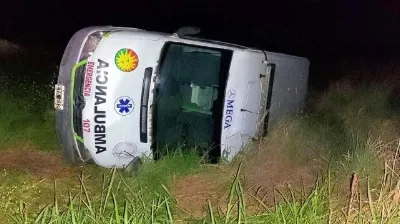 Una ambulancia que trasladaba a un niño y su madre volcó sobre la ruta 12