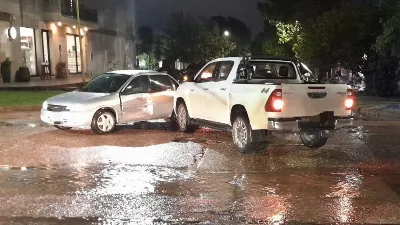 Choque entre una camioneta y un auto en Primera Junta y Francisco Ramírez
