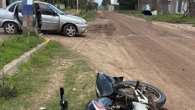 Choque entre un auto y una moto en La Recoleta y avenida Entre Ríos