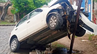 Una joven chocó contra un poste y una rueda del auto quedó dentro de una boca de tormenta