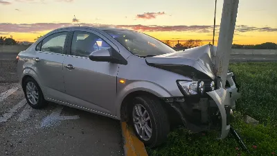 Un automovilista impactó contra una columna de alumbrado cerca de Oro Verde