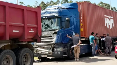 Un camión impactó desde atrás a otro en la ruta 015