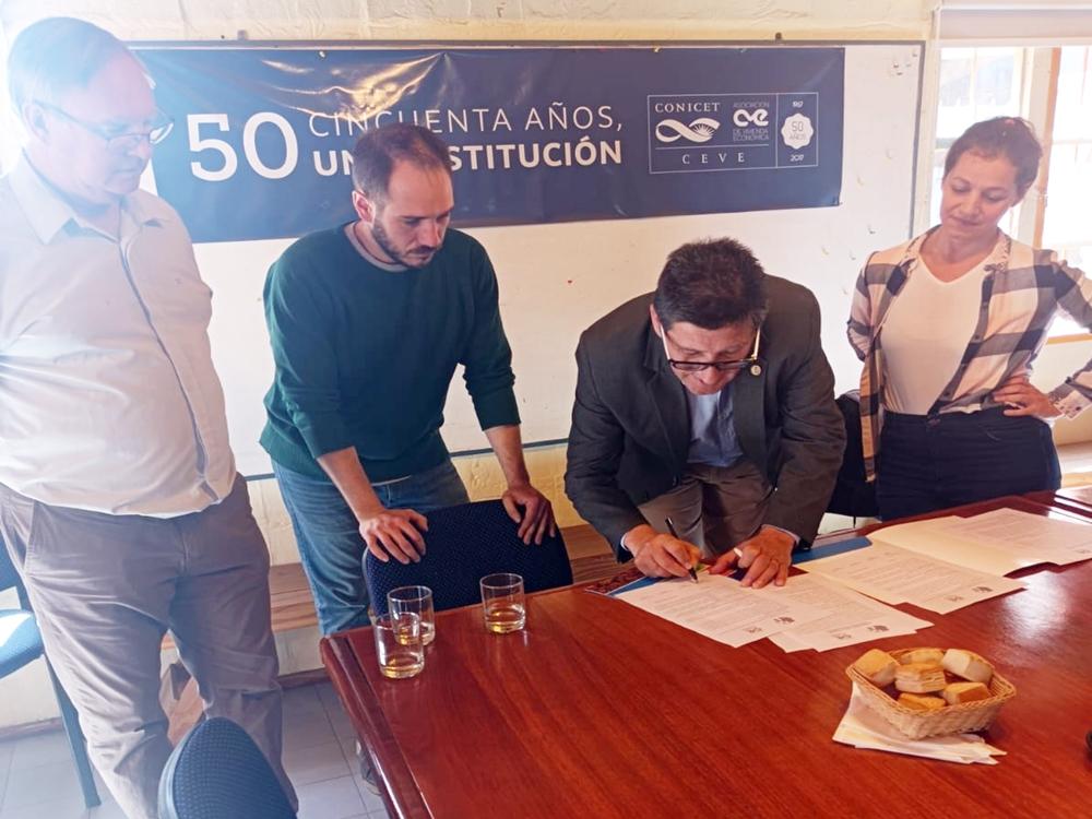 Copmmoter firmó convenio con el Centro Experimental de Vivienda