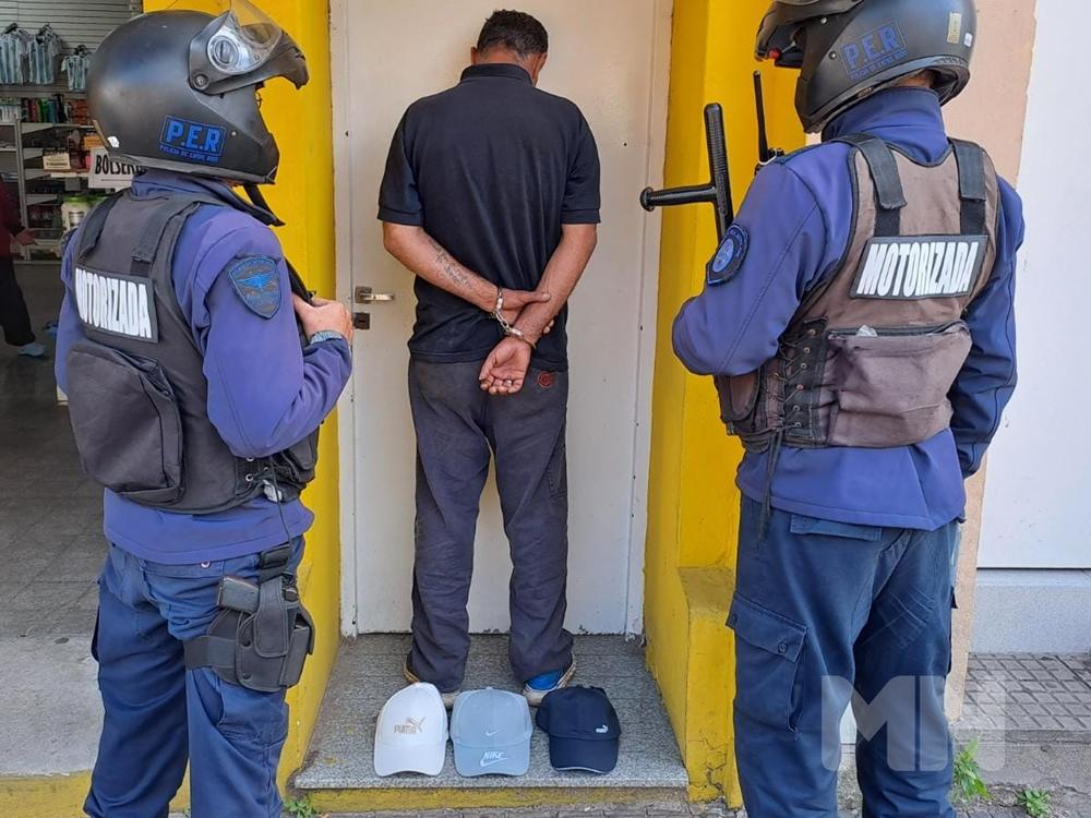 Detenido por robar tres gorros de una tienda