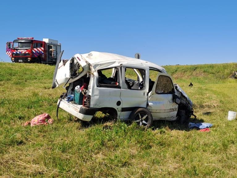 Un utilitario despistó y volcó en la autovía 14