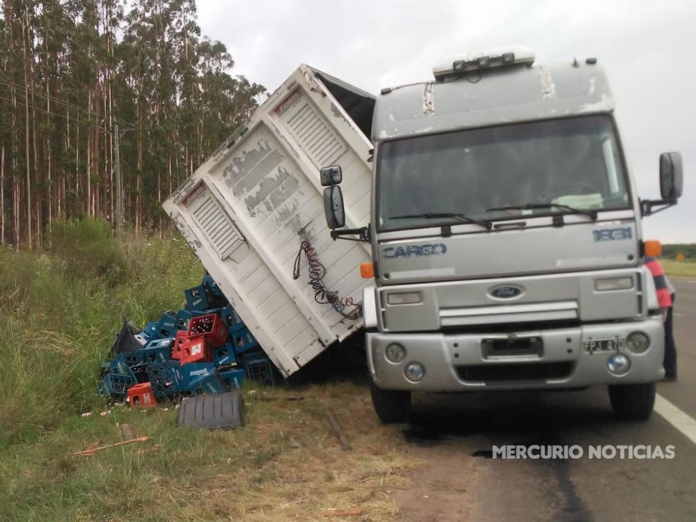 Semi acoplado de un camión volcó cajones de cervezas en la autovía 14