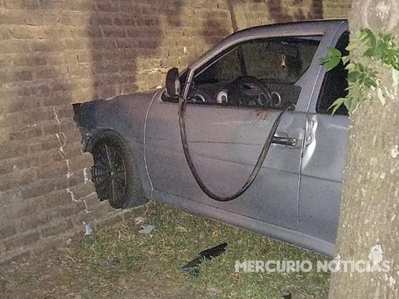 Alcoholizado, atropelló a un peatón y terminó contra un muro