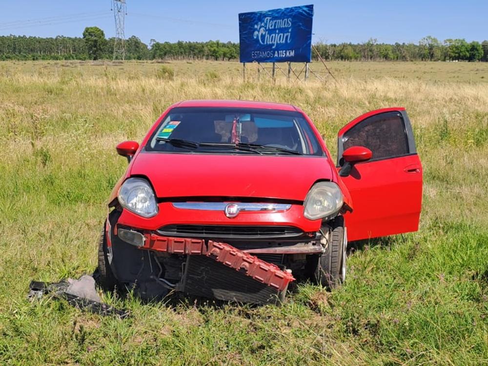 Quiso buscar algo en el asiento del acompañante y despistó con su auto en la 14