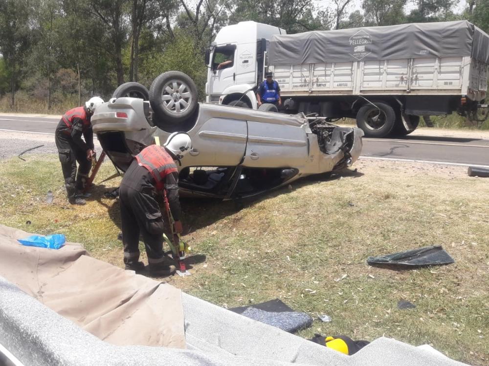 Despiste y vuelco de un auto en la ruta 130