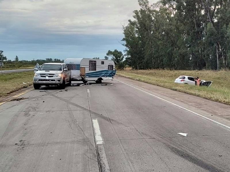 Chocaron una camioneta y un auto en la autovía 14