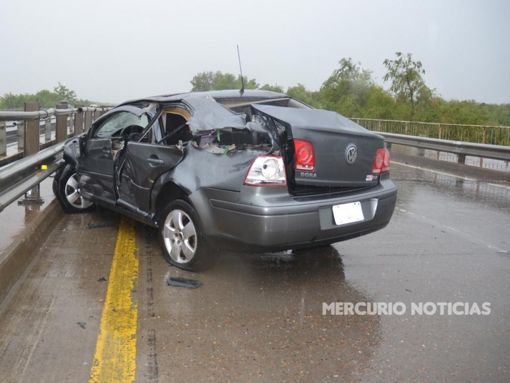Dos autos colisionaron sobre la ruta 14 y uno se fue contra el guardrail