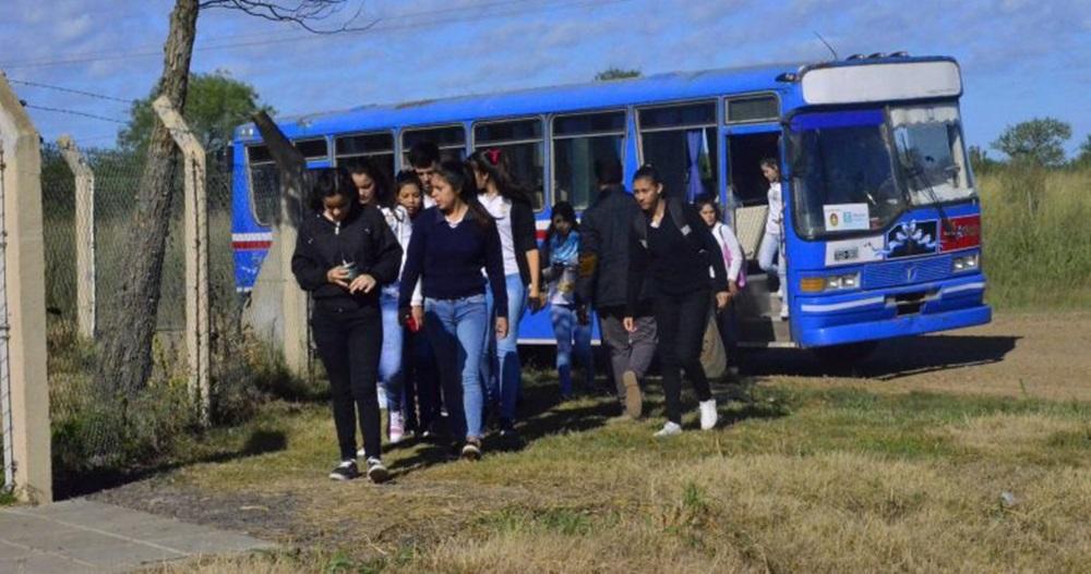 Peligra la escolaridad de más de 10 mil chicos por un conflicto con el transporte rural