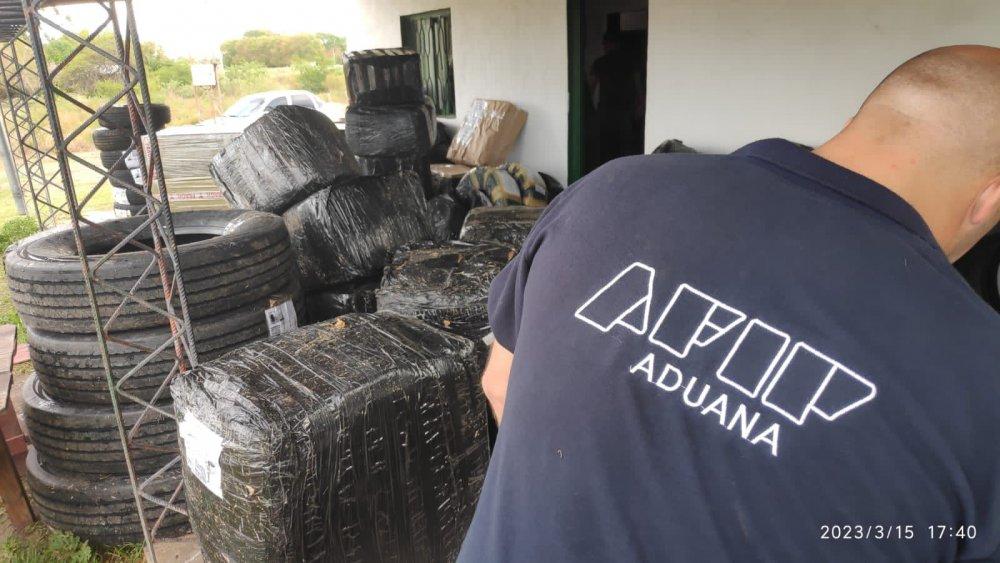 Secuestraron contrabando de cubiertas y ropa por más de 7 millones de pesos