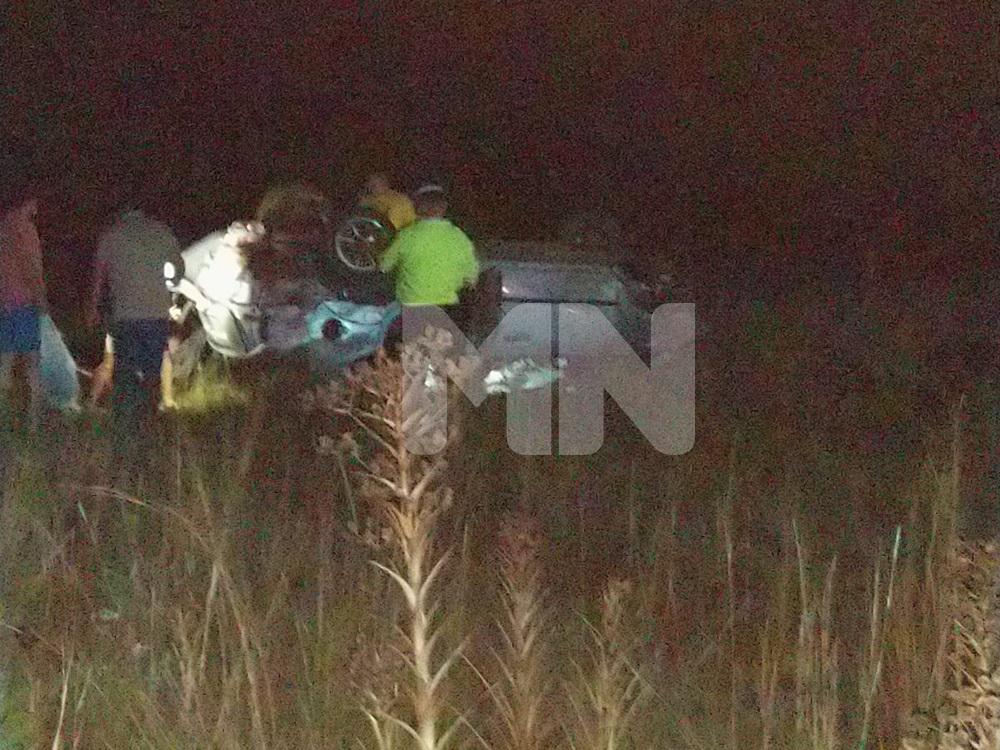 Una familia se accidentó al despistar y volcar un auto en la ruta 14