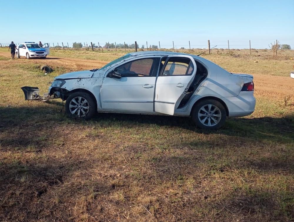 Un automóvil dio varios tumbos y volcó en la calle Jubileo