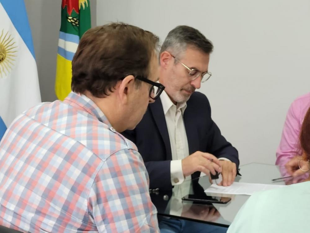 Larrarte acordó un 40% de aumento en cuatro tramos para los municipales
