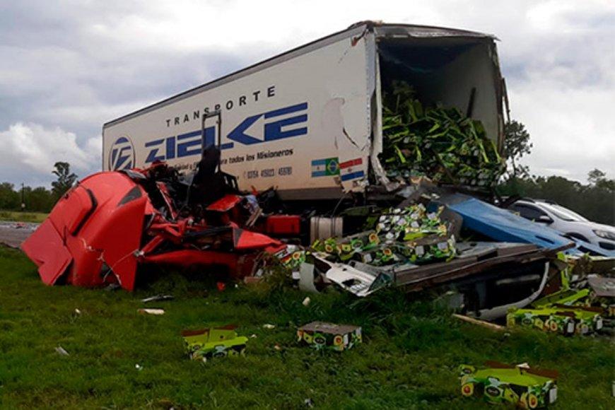 Chocaron dos camiones en la 14: camionero salió por sí mismo de la cabina destrozada