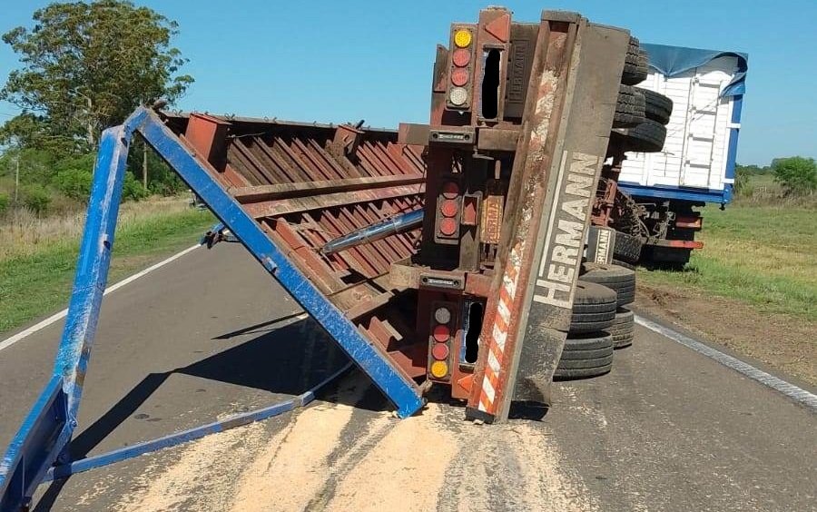 Detalles del acoplado volcado en el acceso Este