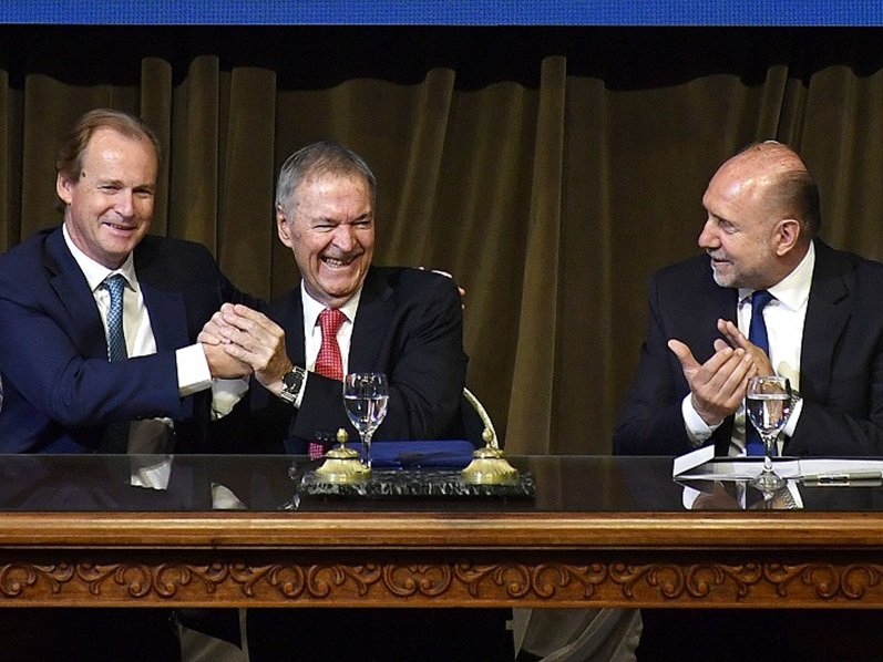 Fuerte mensaje del gobernador junto a Schiaretti: "Entre Ríos recibe migajas en regalías" por Salto Grande