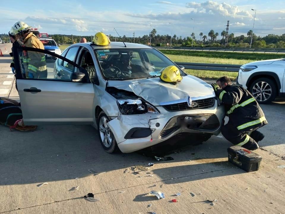 Chocaron dos autos en la autovía 14