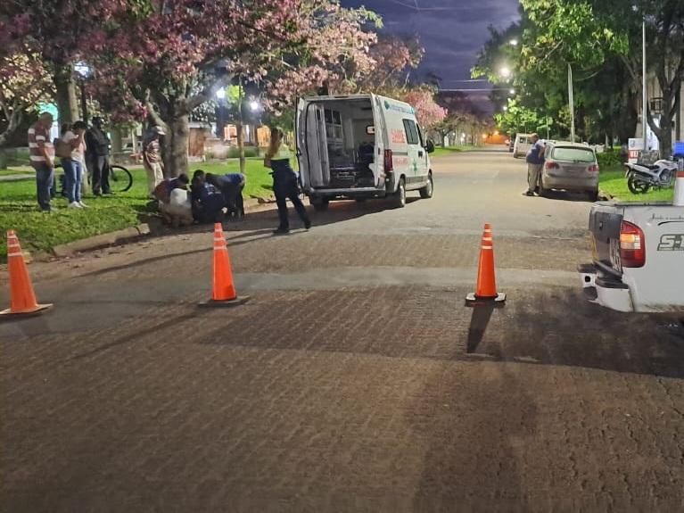 Una mujer resultó con lesiones tras ser chocada por una motocicleta