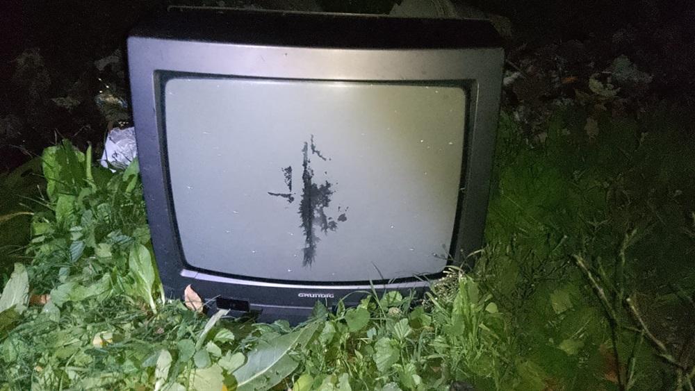 La Policía fue a allanarle y tiró el televisor al patio vecino: fue detenido