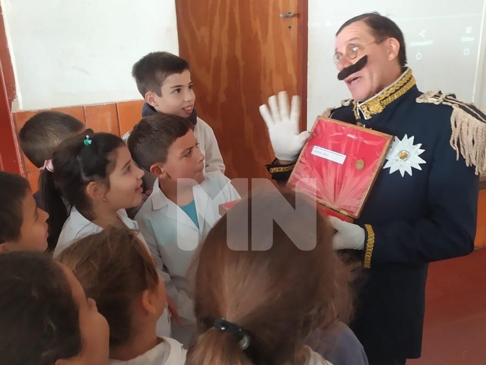 "Malarín" y "Bourrén Meyer" irrumpieron en la Escuela 1