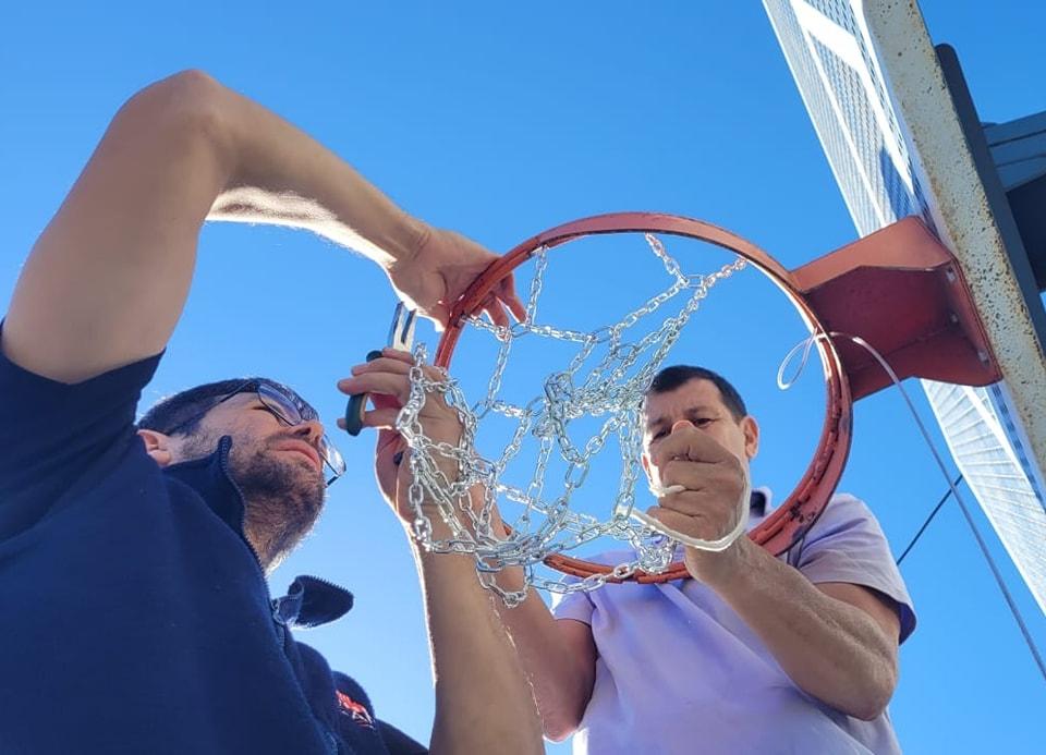 Colocaron redes de cadenas a los aros de canchas de básquet