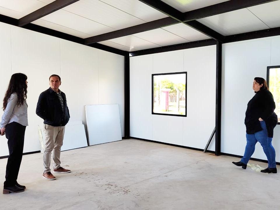 Autoridades recorrieron las aulas modulares que se construyen en la Escuela 4