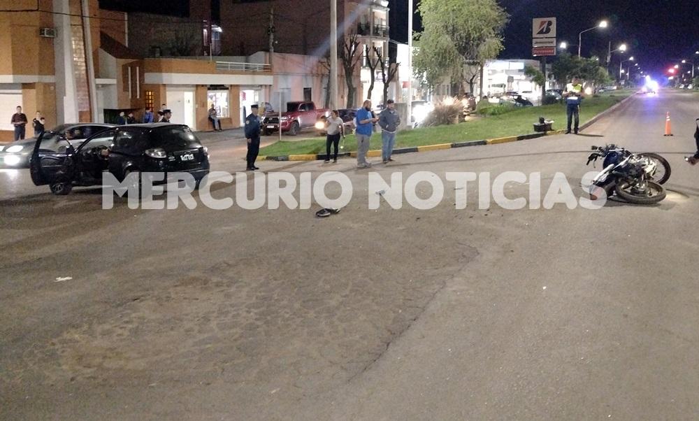 Violento impacto entre una moto y un auto en la travesía urbana