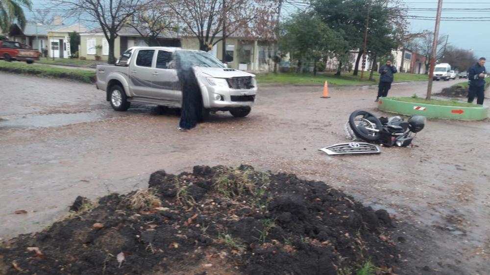 Un motociclista lesionado al chocar con una camioneta