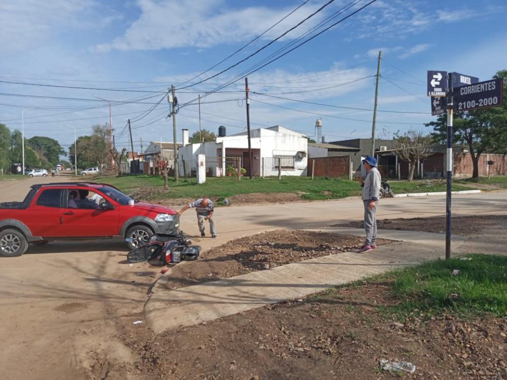 La conductora de una moto sufrió lesiones graves al chocar con una camioneta