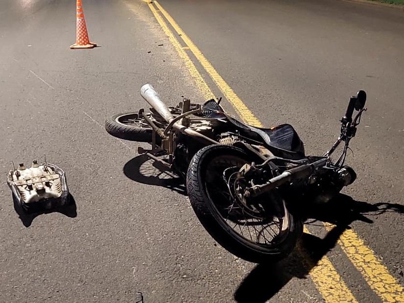Un hombre sufrió múltiples fracturas tras caer con su moto al pavimento