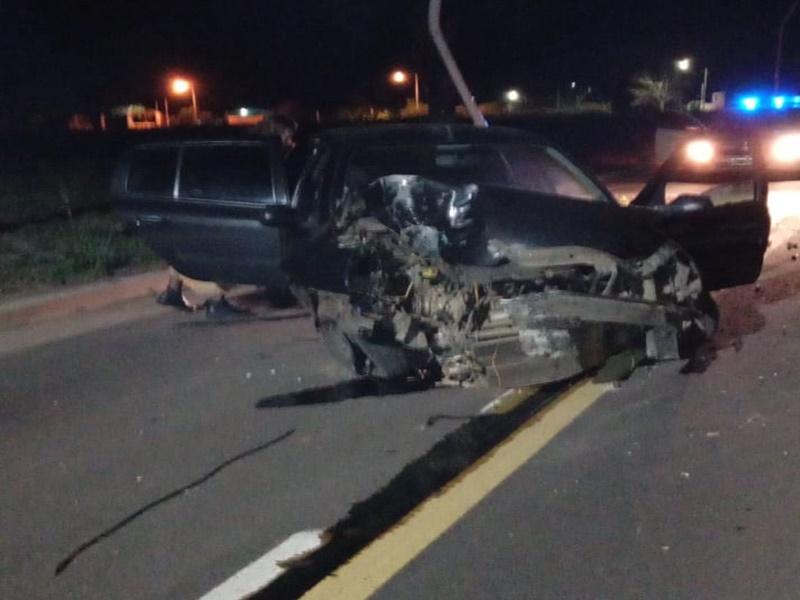 Auto terminó destrozado al estrellarse contra una columna