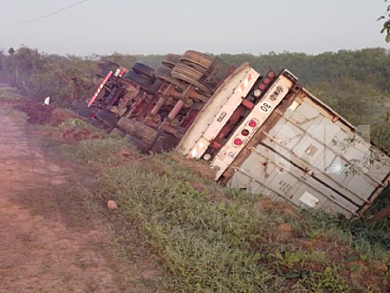 Camionero alcoholizado terminó volcado en un camino vecinal