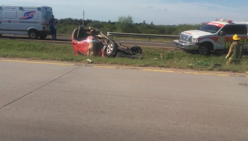 Colisionaron un automóvil y un camión en la autovía 14