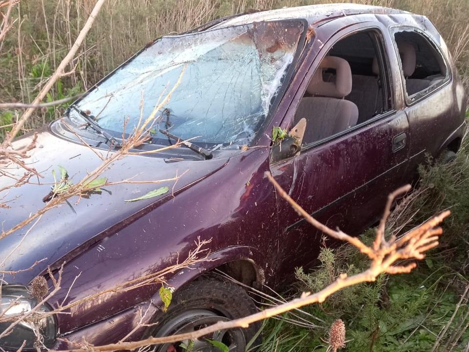 Un automóvil despistó y volcó en la destrozada ruta 23