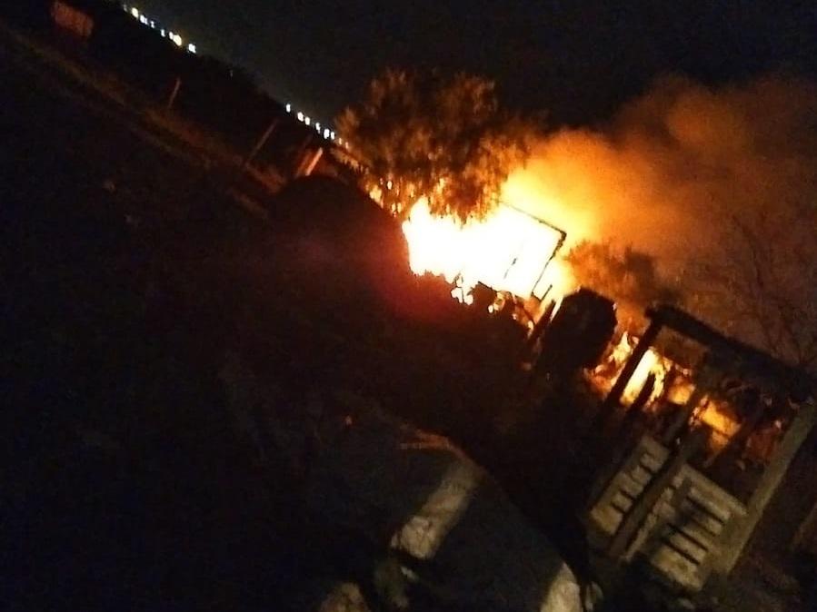 Voraz incendio en una casilla precaria: no descartan intencionalidad en el hecho